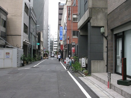 右折すると１００ｍ程先に、「貸会議室 オフィス東京」の青い看板が見えます。