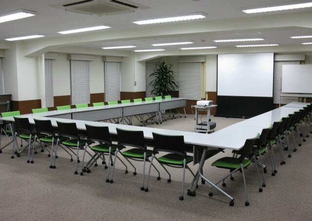 貸し会議室は東京駅からアクセスしやすく、少人数から利用できる料金の安い場所を探すには？