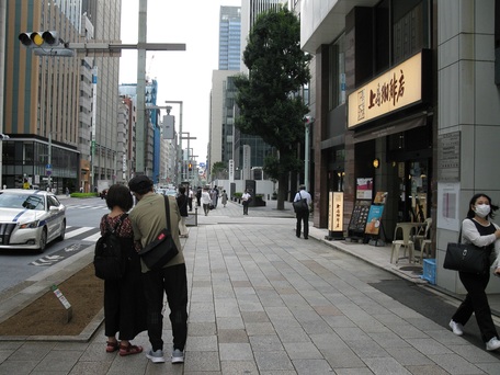 そのまま「みずほ銀行」の前を通ってまっすぐ進み、「上島珈琲店」の前を通過します。