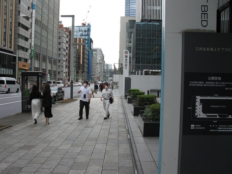 そのまま進むと、「東邦銀行」の白い看板が見えますので、その看板を過ぎてすぐの道を右折します。