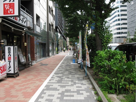 階段を上がると正面の方向に、「喜多方ラーメン」のお店の看板が見えますので、そちらに向かって進みます。