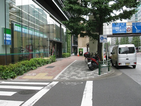 「喜多方ラーメン」のお店の前を通り、更にまっすぐ進むと、「ファミリーマート」が見えてきます。