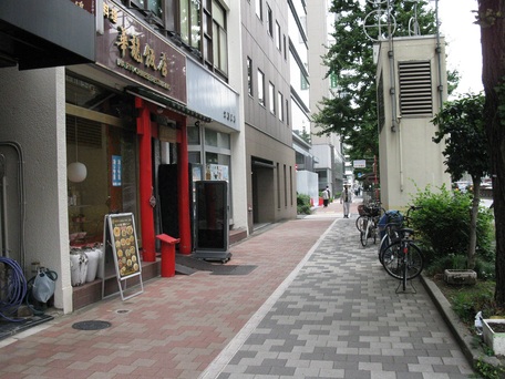 横断歩道を渡りさらに進むと、左側に「華龍飯店」という中華料理屋が見えますのでその前を通り過ぎ、更に進みます。