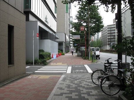 「華龍飯店」という中華料理屋を過ぎてすぐの「Ｔ字路」を左折します。