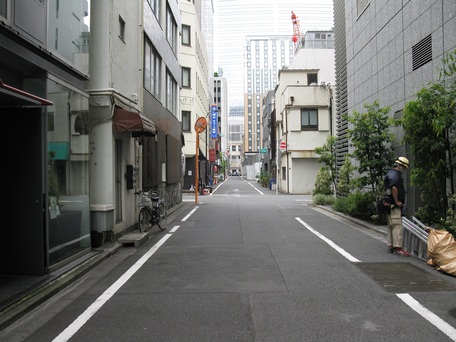 左折すると１００ｍ程先に、「貸会議室 オフィス東京」の青い看板が見えます。