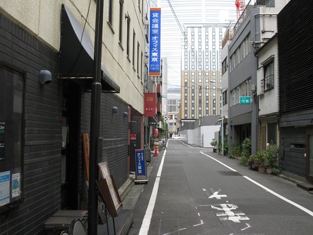 その看板のビルが「貸会議室　オフィス東京」のビルになりますので、１階からお入り下さい。