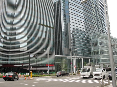 東京駅八重洲中央口を出ると、右前方に「ヤンマービル」が見えます。