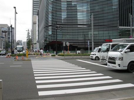 外堀通りを渡って「ヤンマービル」の前を通り、そのまま八重洲通りの右側の歩道をまっすぐ進みます。