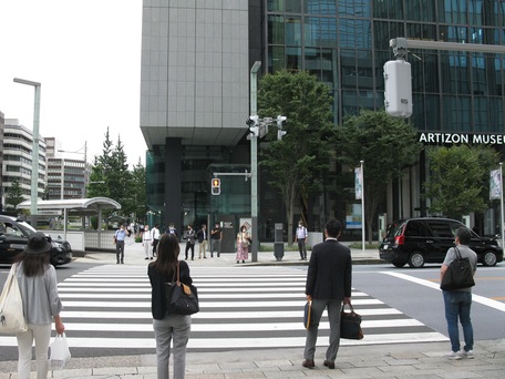 東京駅前から数えて３つ目の信号を渡ると「アーティゾン美術館」の正面に出ますが、更にまっすぐ進みます。